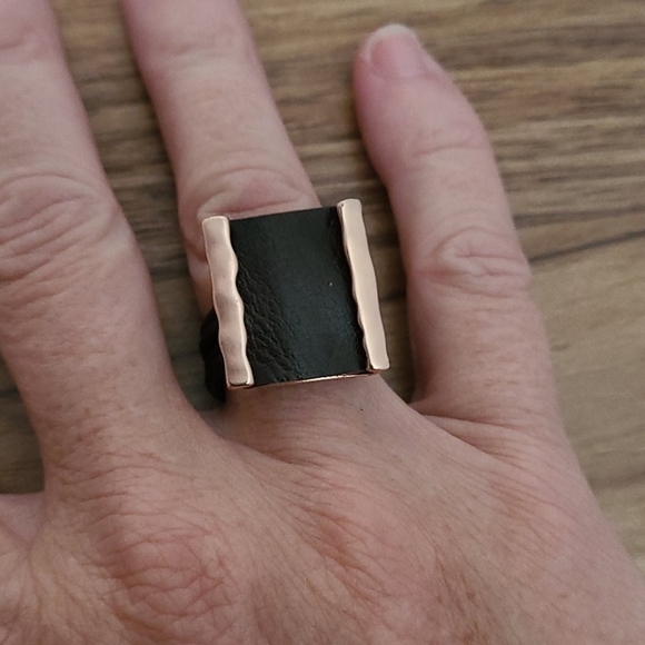 PLEATHER and Gold colored square Unique Statement Ring Size 7 - Picture 4 of 4